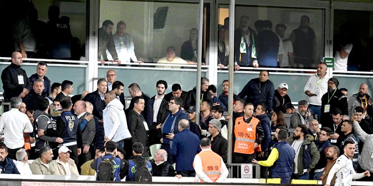 Fenerbahçe maçında, Şeref tribününde ağız dalaşı