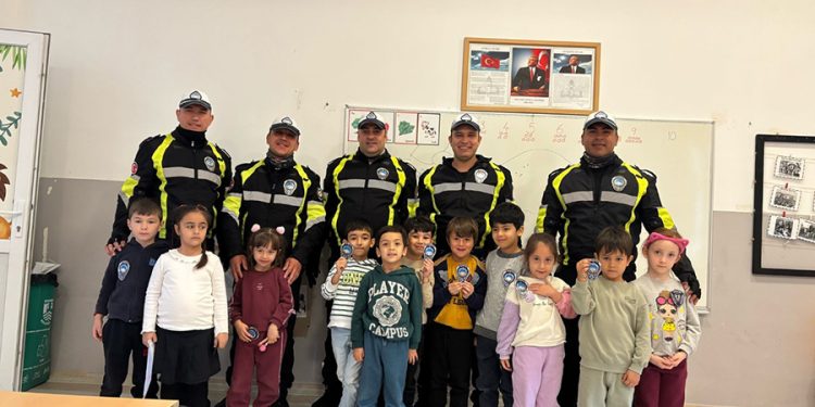 İlkokul Öğrencilerine Trafik Bilinci Eğitimi