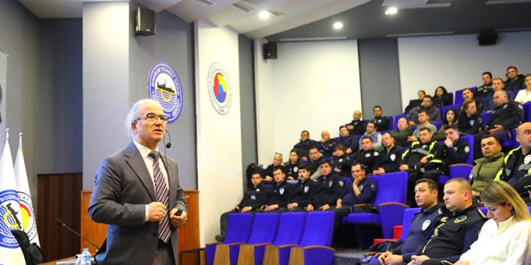 Kaliteli Hizmet için Eğitimler Sürüyor