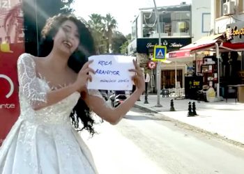 Gelinliği giydi “Koca aranıyor, mümkünse zengin” yazısı ile caddelere fırladı