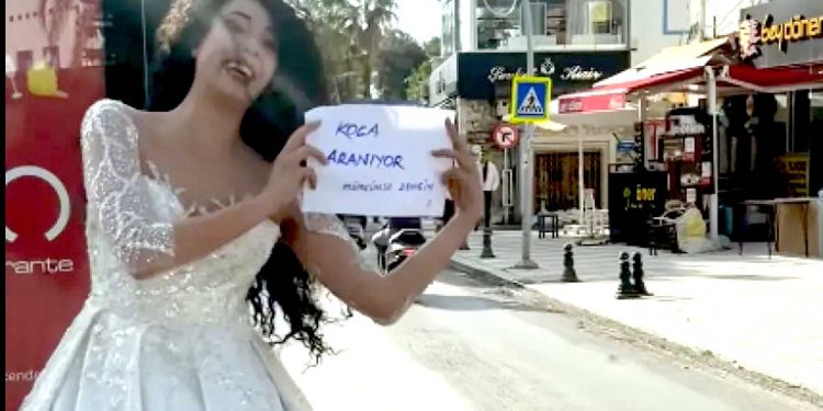 Gelinliği giydi “Koca aranıyor, mümkünse zengin” yazısı ile caddelere fırladı