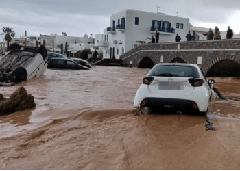 Ege’nin ortasındaki turistik adayı  sel felaketi vurdu onlarca araç denize sürüklendi