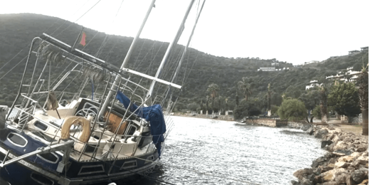 Bodrum’da fırtına yatları karaya savurdu ağaçları devirdi