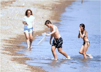 Bodrum’da güneşi gören sahile koştu, yüzdü