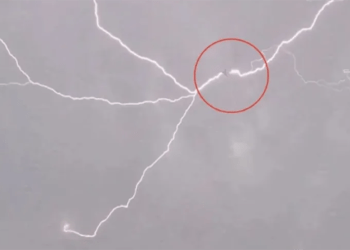 SON DAKİKA.. İSTANBUL BODRUM UÇAĞINA YILDIRIM İSABET ETTİ..