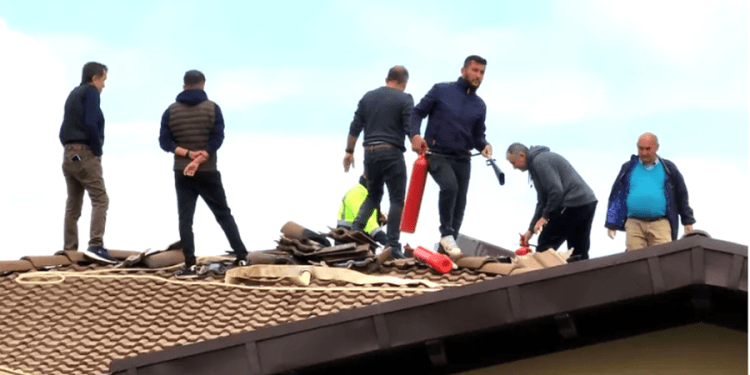 İzolasyon yaparken villanın çatısında yangın çıkardılar