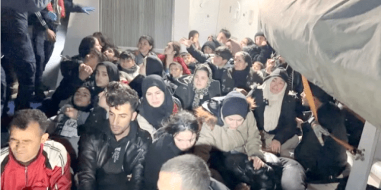 Muğla açıklarında 54 göçmen kurtarıldı 2 göçmen öldü
