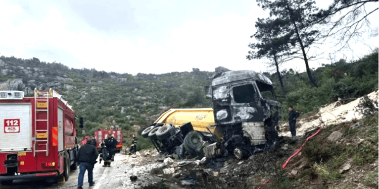 Aynı noktada ikinci kez TIR yangını şoför yanarak can verdi