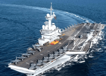 Uçak gemisi “Charles de Gaulle” Ege Denizi’ne demirledi