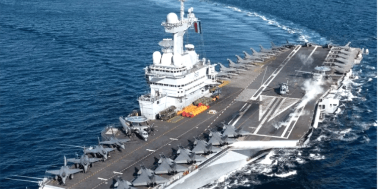 Uçak gemisi “Charles de Gaulle” Ege Denizi’ne demirledi