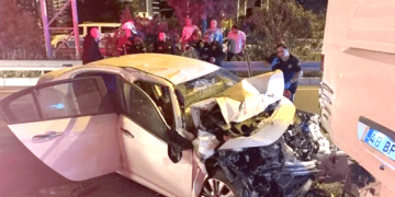 Bodrum’dan Çanakkale’ye giden tur otobüsüne otomobil çarptı