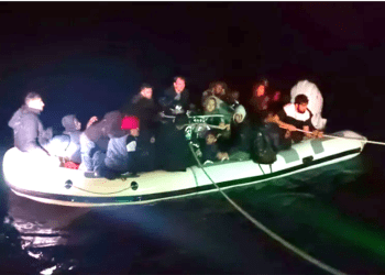 Bodrum açıklarında lastik bot ile sürüklenen göçmenler kurtarıldı