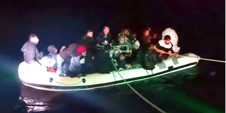 Bodrum açıklarında lastik bot ile sürüklenen göçmenler kurtarıldı