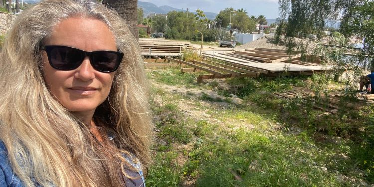 Bitez Sahildeki İstenmeyen Platform Söküldü