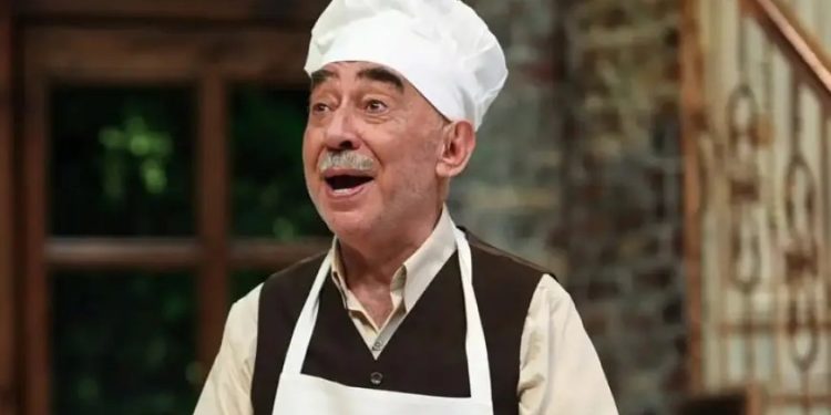 Şener Şen’e büyük saygısızlık, cam şişe attılar