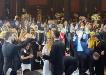 Böyle düğün töreni görülmedi: İbrahim Tatlıses şarkı söyledi, takılar cam kutularda getirildi