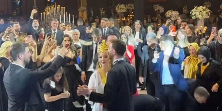 Böyle düğün töreni görülmedi: İbrahim Tatlıses şarkı söyledi, takılar cam kutularda getirildi