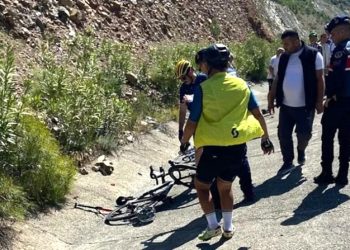 Muğla’da otomobil bisikletli gruba daldı