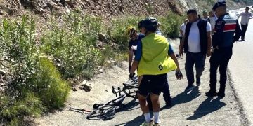 Muğla’da otomobil bisikletli gruba daldı