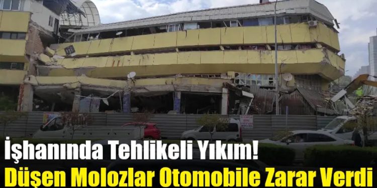 İşhanında Tehlikeli Yıkım: Düşen Molozlar Otomobile Zarar Verdi