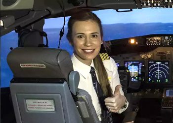 Dünyanın en büyük uçağına ‘Kübra Kaptan’ pilot oldu