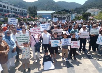 Villa turizmi yapanlar çoluk çocuk eylem yaptı