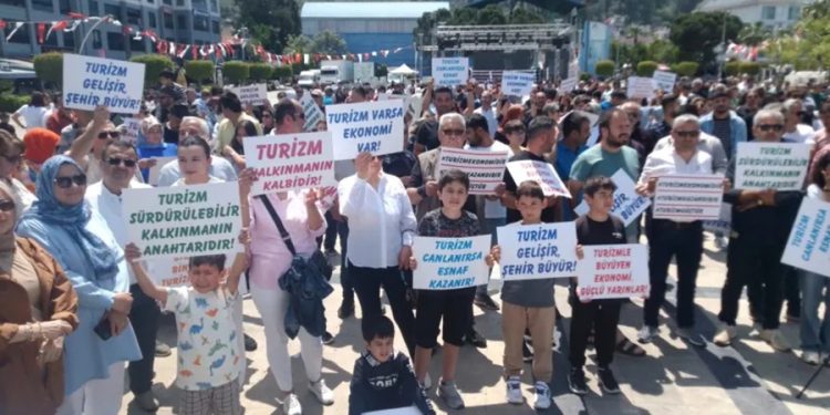 Villa turizmi yapanlar çoluk çocuk eylem yaptı