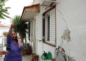 Turistik adada korkutan çatlaklar