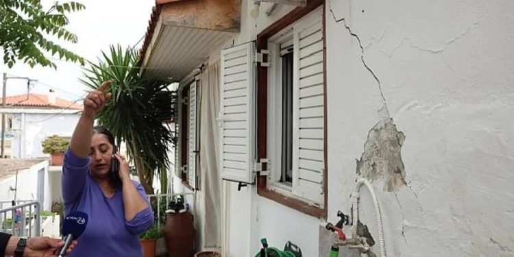 Turistik adada korkutan çatlaklar