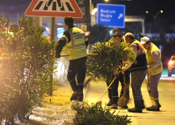 Belediye Ekiplerinden Gece Mesaisi