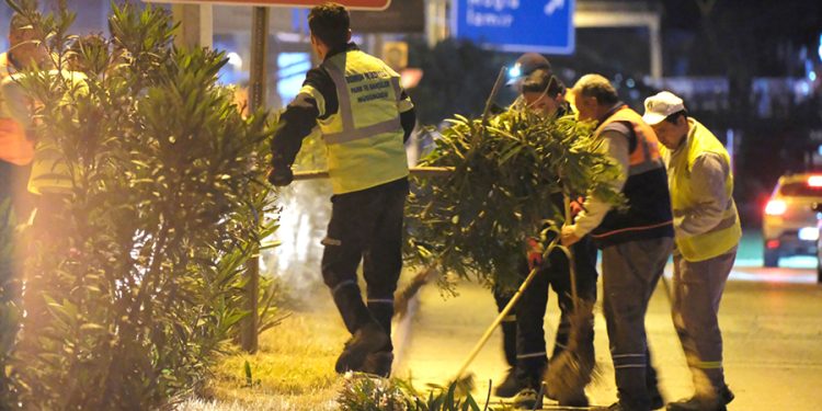 Belediye Ekiplerinden Gece Mesaisi
