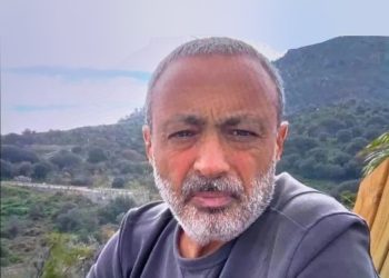 Arkadaşlarına haber verdi, ağırlıkla denize atlayıp canına kıydı