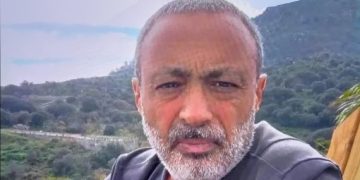 Arkadaşlarına haber verdi, ağırlıkla denize atlayıp canına kıydı