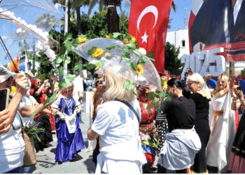 Bodrum Uluslararası Hıdırellez Şenlikleri çok renkli başladı