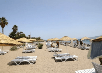 Bodrum Belediyesi halk plajındaki şezlongları 100 lira yaptı tepki yağdı