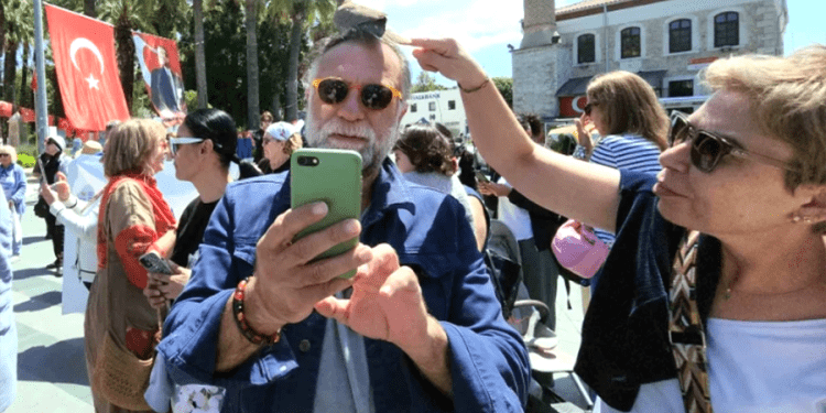 Şaka gibi ama değil, “Belediye meydanında turizmcinin başına kuş kondu”