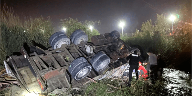 Freni boşalan kamyonet dereye uçtu