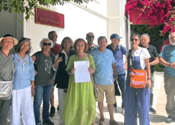 Gümüşlük’te halk plajında sahil işgali vatandaşı bezdirdi. Vatandaşlar soluğu belediye ve kaymakamlıkta aldı