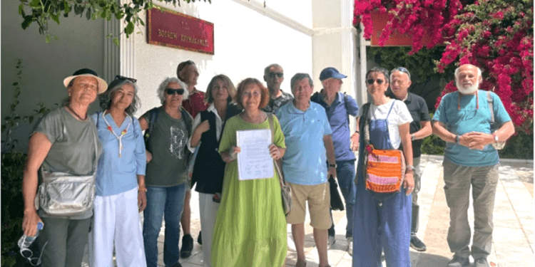 Gümüşlük’te halk plajında sahil işgali vatandaşı bezdirdi. Vatandaşlar soluğu belediye ve kaymakamlıkta aldı