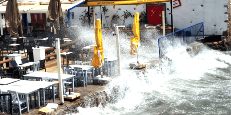 Bodrum’da lodos etkili oldu deniz çöp doldu