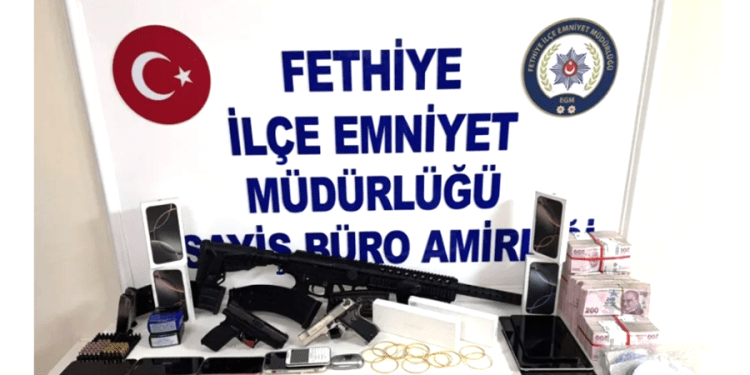 Dolandırıcılık şüphelisinin evinden cephanelik çıktı