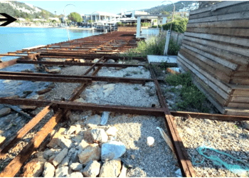 Bakanın otelinin bulunduğu koy iskele çöplüğü