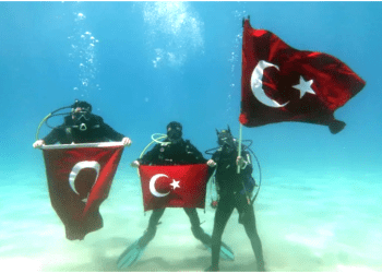 Dalgıçlar “19 Mayıs’ı” deniz altında kutladı
