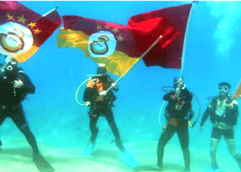 Dalgıçlar su altında Galatasaray’ın şampiyonluğunu kutladı