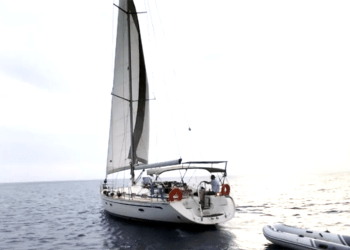 Yelkenli teknede 33 göçmen ve 2 göçmen kaçakçısı yakalandı