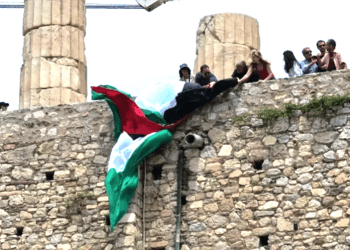 Başkentteki tarihi Akrapolise Filistin bayrağı çektiler, gözaltına alındılar