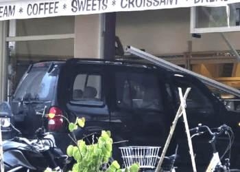 Cip Türk turistlerinde bulunduğu pastaneye girdi 1 ölü