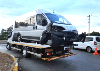 Bodrum- Güvercinlik arasında otel servis minibüsü ile otomobil çarpıştı, 19 yaralı