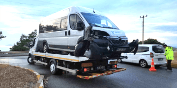 Bodrum- Güvercinlik arasında otel servis minibüsü ile otomobil çarpıştı, 19 yaralı