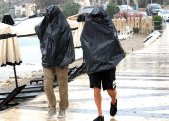 Denizden gelen turist Bodrum’da yağmura yakalandı